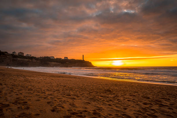 sonnenuntergang am strand von biarritz genannt strand von little house of love. frankreich - bamburgh northumberland england white beach stock-fotos und bilder