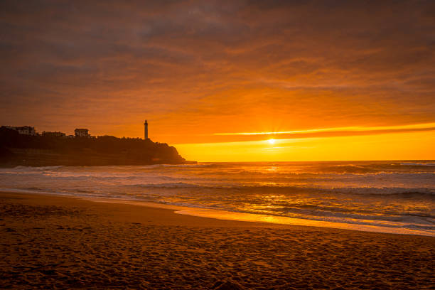 coucher de soleil sur la plage de biarritz appelé plage de la petite maison de l’amour. france - northumberland england bamburgh lighthouse beach photos et images de collection