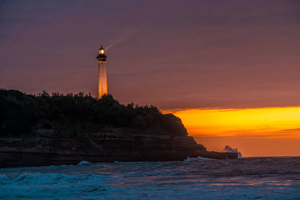 phare de biarritz illuminé dans un beau coucher de soleil. france, photo verticale - northumberland england bamburgh lighthouse beach photos et images de collection