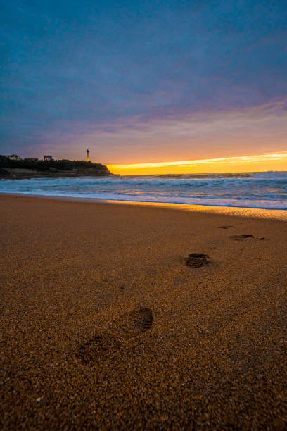 sonnenuntergang am strand von biarritz genannt strand von little house of love. frankreich - bamburgh northumberland england white beach stock-fotos und bilder