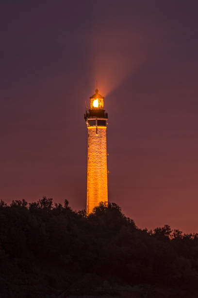 phare de biarritz dans un beau coucher de soleil. france, photo verticale - northumberland england bamburgh lighthouse beach photos et images de collection