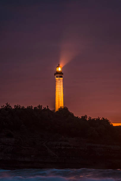 phare de biarritz dans un beau coucher de soleil. france, photo verticale - northumberland england bamburgh lighthouse beach photos et images de collection