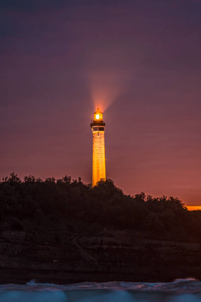 phare de biarritz dans un beau coucher de soleil. france, photo verticale - northumberland england bamburgh lighthouse beach photos et images de collection