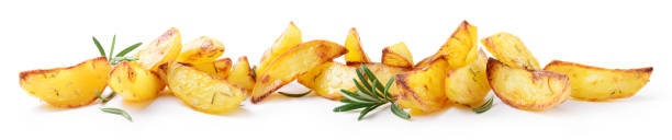 구운 감자와 흰 배경에 고립 된 신선한 로즈마리, 클로즈업. - prepared potato oven roasted potatoes roasted 뉴스 사진 이미지