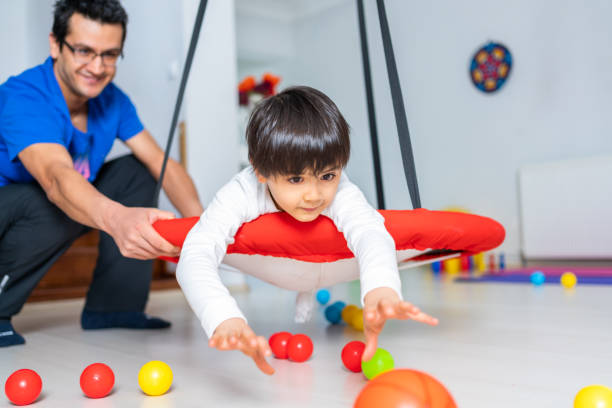 séance de traitement de l’ergothérapie sur le développement du dépistage des enfants. concept pour la clinique pédiatrique, le pédiatre et l’apprentissage. ergothérapie pédiatrique - occupational therapy photos et images de collection