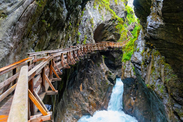 garganta de sigmund thun. cascada valle de kapruner ache salvaje cerca de kaprun, austria - diseño flux fotografías e imágenes de stock