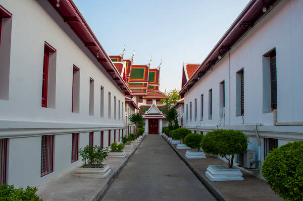 une passerelle à l’intérieur d’un temple entourée de bâtiments - carving cambodia decoration thailand photos et images de collection