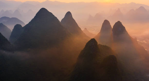 guilin, guangxi, montañas kársticos de china en el río li. - xingping fotografías e imágenes de stock