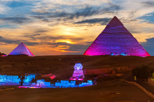 las grandes pirámides de egipto y la esfinge, iluminadas por la noche, guiza - cairo egypt africa night fotografías e imágenes de stock