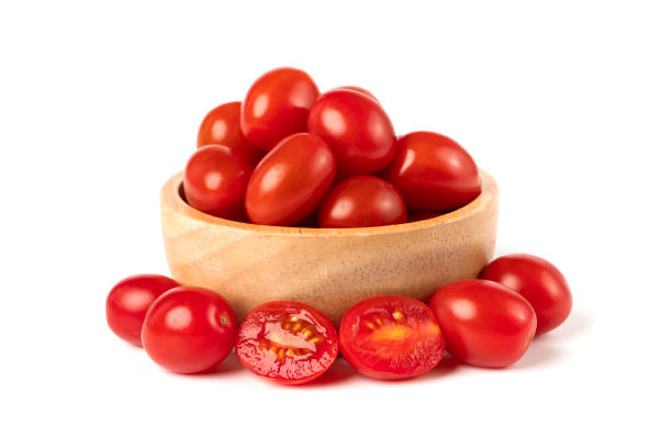 tomates cherry en un tazón de madera aislados sobre fondo blanco - tomate cereza fotografías e imágenes de stock