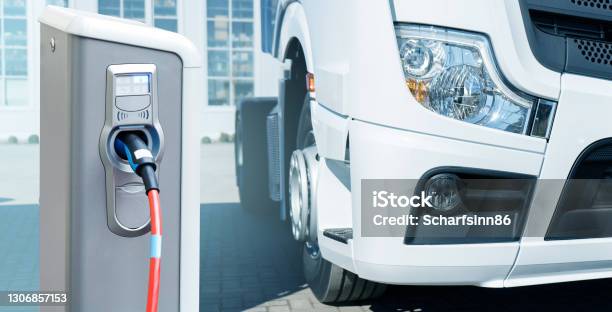 Electric Vehicles Charging Station On A Background Of A Truck - Fotografias de stock e mais imagens de Eletricidade