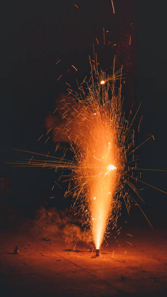 디왈리 동안 불꽃놀이에서 불꽃 - firework display traditional festival bomb explosive 뉴스 사진 이미지