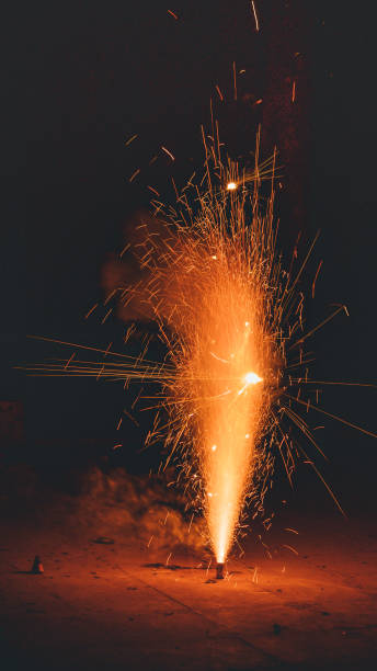 искры от фейерверков во время дивали - firework display traditional festival bomb explosive стоковые фото и изображения