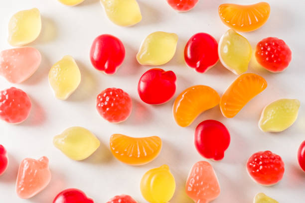 collezione colorata di gustose caramelle alla gelatina su sfondo bianco. vista dall'alto. - gourmet fruit orange isolated on white foto e immagini stock