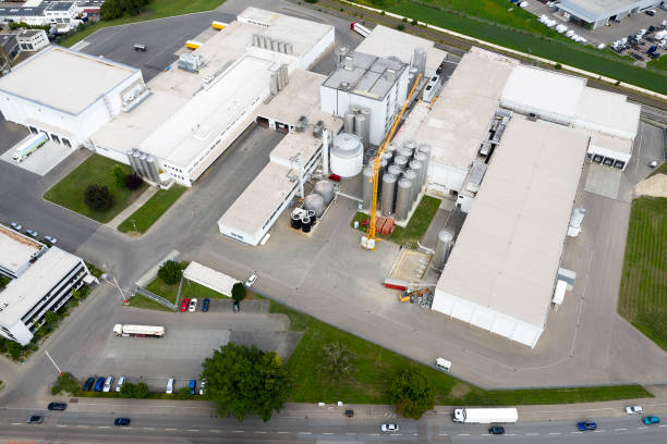 veduta aerea degli edifici industriali con silos - stabilimento caseario foto e immagini stock