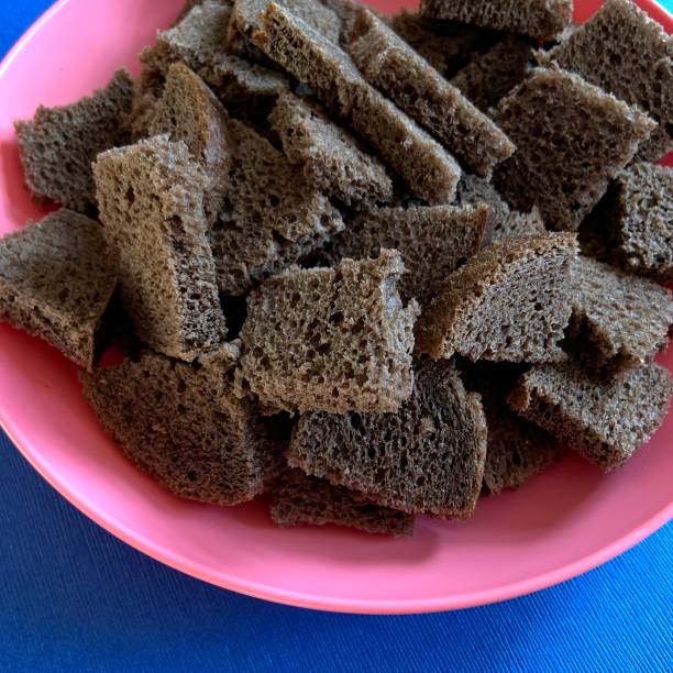 pan pumpernickel para croutons - food mobilestock bread brown bread fotografías e imágenes de stock