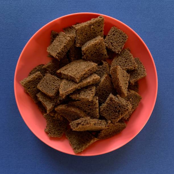 pan pumpernickel para croutons - food mobilestock bread brown bread fotografías e imágenes de stock