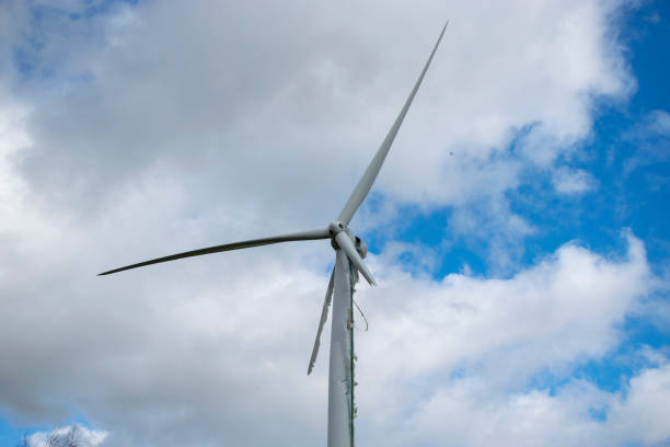katastrophaler ausfall, starke winde beschädigen windkraftanlage - wind turbine wind turbine yorkshire stock-fotos und bilder