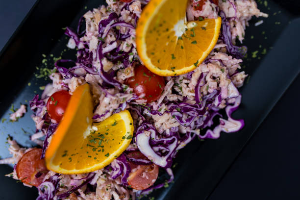 весенний здоровый свежий салат - tuna steak tuna steak olive oil стоковые фото и изображения