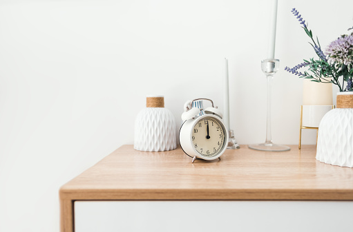 Reloj despertador blanco en mesa de madera con espacio de copia... photo