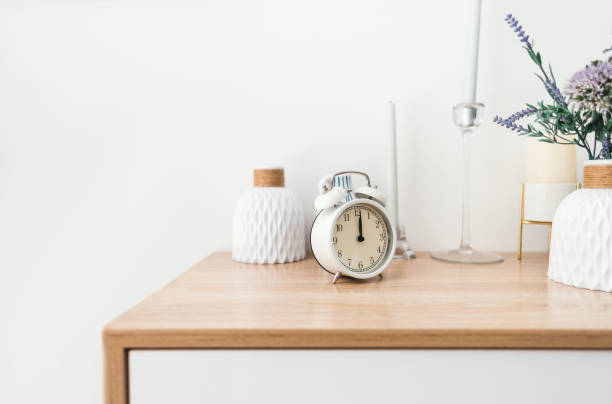 despertador branco na mesa de madeira com espaço de cópia... - bedroom accessories - fotografias e filmes do acervo