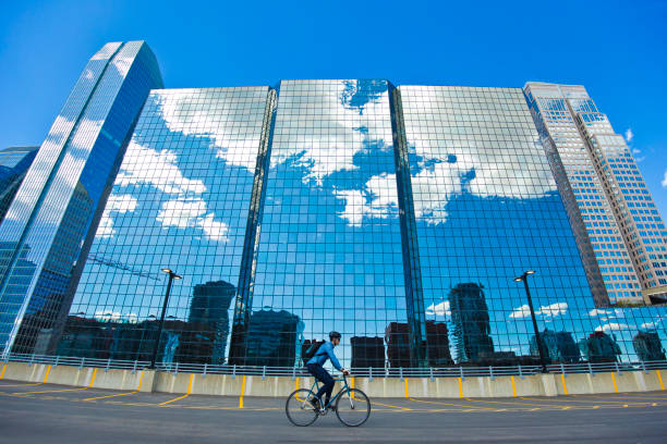 big city fahrrad-pendler - financial district calgary business built structure stock-fotos und bilder