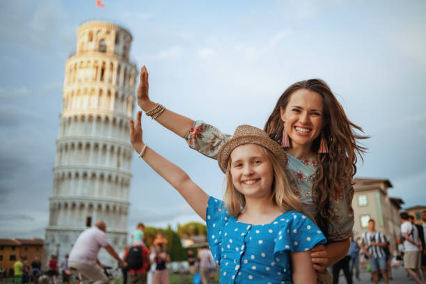 glückliche mutter und kind posiert am schiefen turm in pisa, italien - pisa stock-fotos und bilder