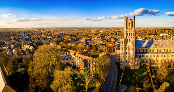 a vista aérea da catedral de ely, uma cidade em cambridgeshire, inglaterra - spire - fotografias e filmes do acervo