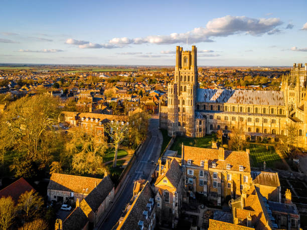 la veduta aerea della cattedrale di ely, una città del cambridgeshire, inghilterra - cambridgeshire foto e immagini stock