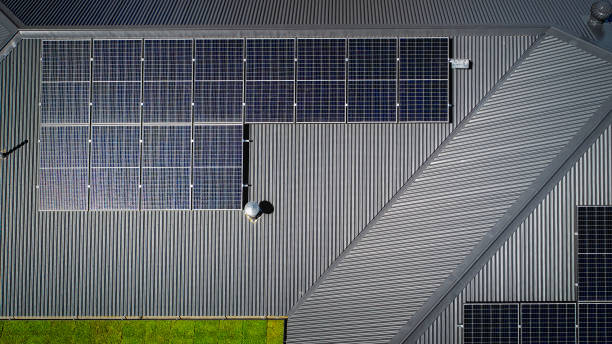 paneles solares para techos - roof metal house steel fotografías e imágenes de stock