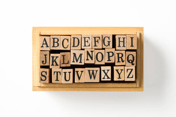 tiro isolado da coleção de selos de borracha do alfabeto em fundo branco - rubber stamp typescript alphabet letterpress - fotografias e filmes do acervo
