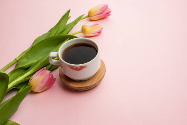 frühlingshintergrund mit schönen bunten tulpen, kaffee und lippenstift auf rosa tisch. flachliegen, ansicht von oben, sapce kopieren. frühlingskonzept, muttertag, 8. märz. - copy sapce stock-fotos und bilder