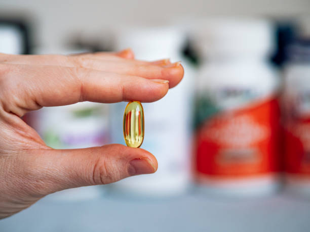 capsula vitamina d3, omega o evening primula - vitamin e cod liver oil vitamin pill capsule foto e immagini stock