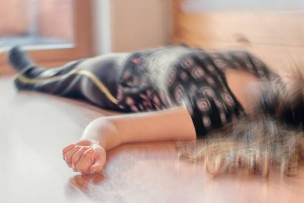 mujer tirada en el suelo en casa, epilepsia, inconsciencia, desmayo, accidente cerebrovascular, accidente u otro problema de salud. - drug abuse addiction women violence fotografías e imágenes de stock