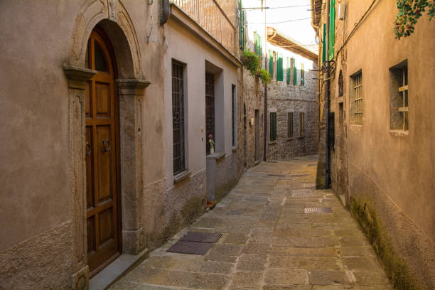 Street in Santa Fiora, Tuscany A street in the historic medieval village of Santa Fiora in Grosseto Province, Tuscany, Italy crete senesi stock pictures, royalty-free photos & images