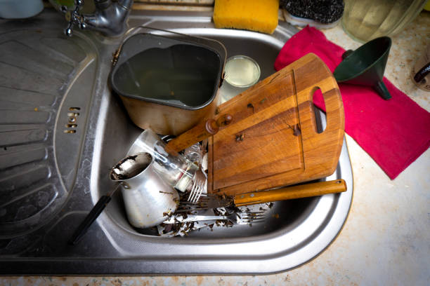 um monte de pratos sujos e uma bagunça na pia da cozinha - domestic kitchen kitchen sink house home interior - fotografias e filmes do acervo