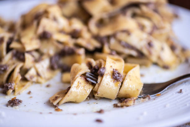 un plato acogedor de pappardelle pasta con jabalí - pappardelle fotografías e imágenes de stock