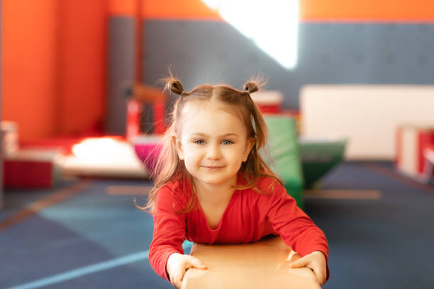 Cute active child girl in sensory integration room, kindergarten. Kid is active leisure.Childhood and sporty lifestyle.Sports weekend in gymnastic center.Fitness,healthy, develop skills concept linda niña activa en la sala de integración sensorial, jardín de infantes. el niño es ocio activo. infancia y estilo de vida deportivo. fin de semana deportivo en centro gimnástico. fitness, saludable, desarrollar el concepto de habilidades