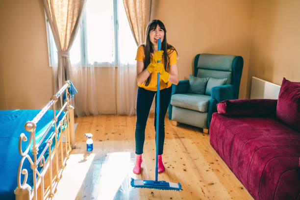 istock Cleaning house and singing 1307023835