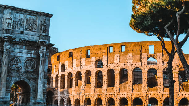 ローマ、イタリア、ヨーロッパのコロッセオ。ローマの主な旅行の魅力です。夏のコロッセオとローマの美しい景色。ローマ市街中心部の古代ローマ建築のパノラマ - coliseum rome roma province roman ストックフォトと画像