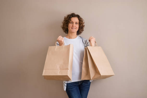 una mujer de 45 años con bolsas de compras. - 40 45 years fotos fotografías e imágenes de stock