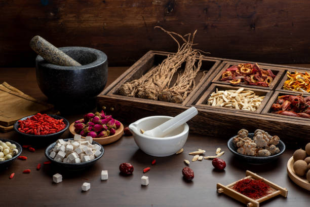 식탁에 있는 고대 중국 의학 서적과 허브 - chinese medicine chinese culture traditional culture wolfberry 뉴스 사진 이미지