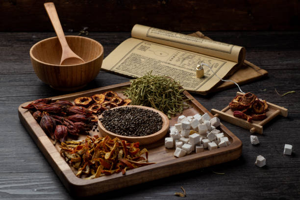 ancient chinese medicine books and herbs on the table - chinese medicine medicine ancient herbal medicine imagens e fotografias de stock