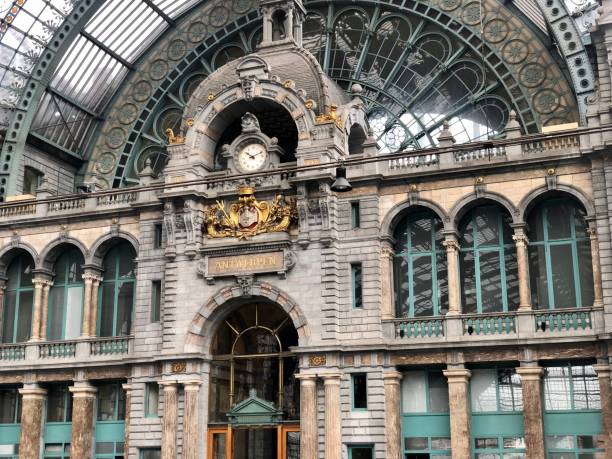 estação de trem antuérpia central, belo projeto de arquitetura por louis delacenserie - antwerp station center glass - fotografias e filmes do acervo