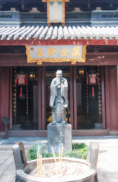statua di confucio shanghai cina tempio confucio - shanghai temple door china foto e immagini stock