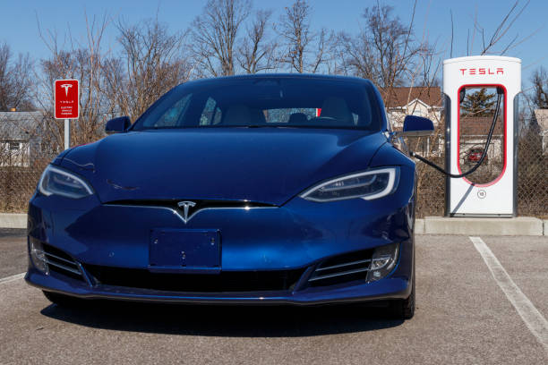 Tesla Service Center. Tesla designs and manufactures the Model S and Model X electric sedans. Cincinnati - Circa February 2020: Tesla Service Center. Tesla designs and manufactures the Model S and Model X electric sedans. tesla model 3 stock pictures, royalty-free photos & images