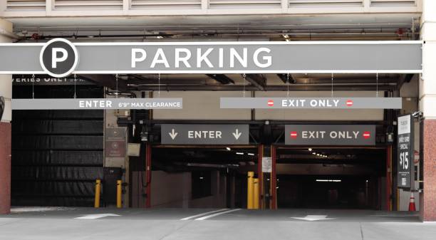 Parking Parking sign in front of a parking garage downtown parking lot stock pictures, royalty-free photos & images