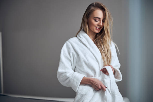 cliente soddisfatto che si prepara per una procedura di bellezza - bathrobe foto e immagini stock