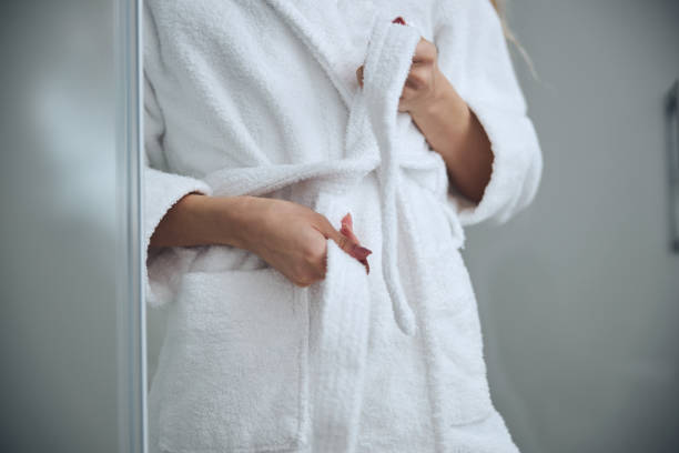 donna che si veste dopo aver fatto la doccia - bathrobe foto e immagini stock