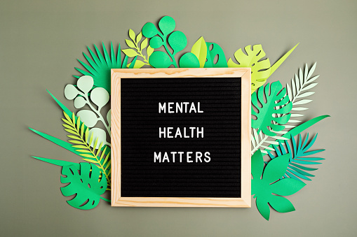 La salud mental importa cita motivacional en el tablero de cartas. Inspiración texto psicológico photo